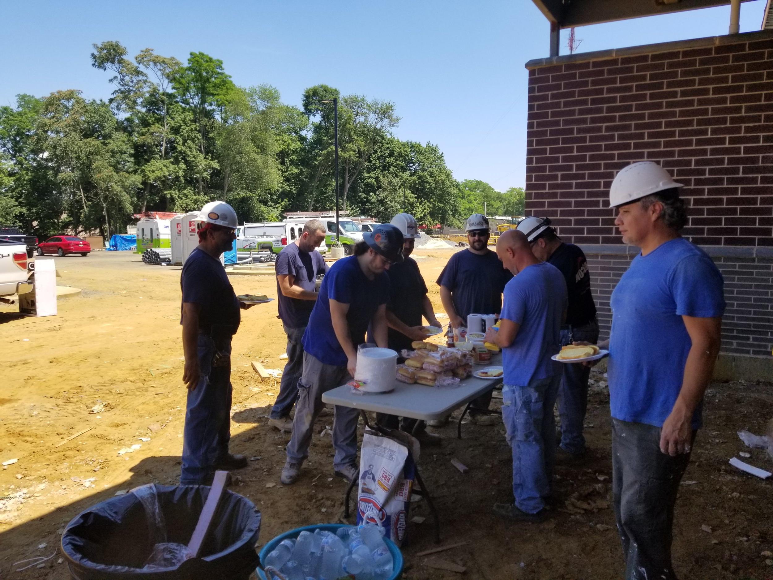  <a href='http://n5em.klifr.com'>365体育平台</a> 4th of July Cookout at our Lidl Eatontown job site. 🍔🍗🥗🍪🎆🇺🇸 